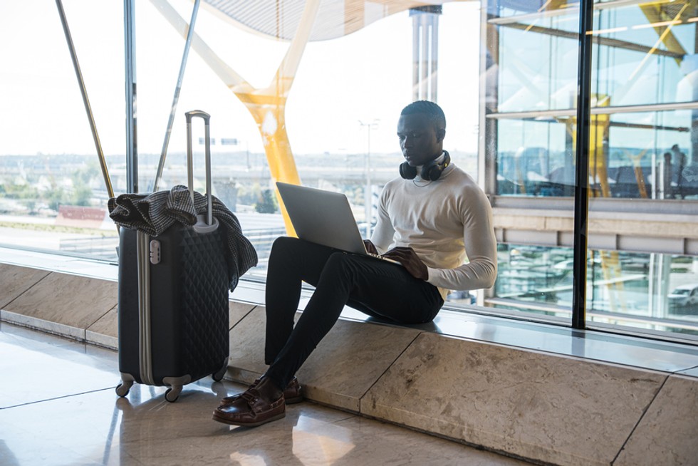 Ein Angestellter, der seine Ausgaben am Flughafen mit Payhawk erstattet. 